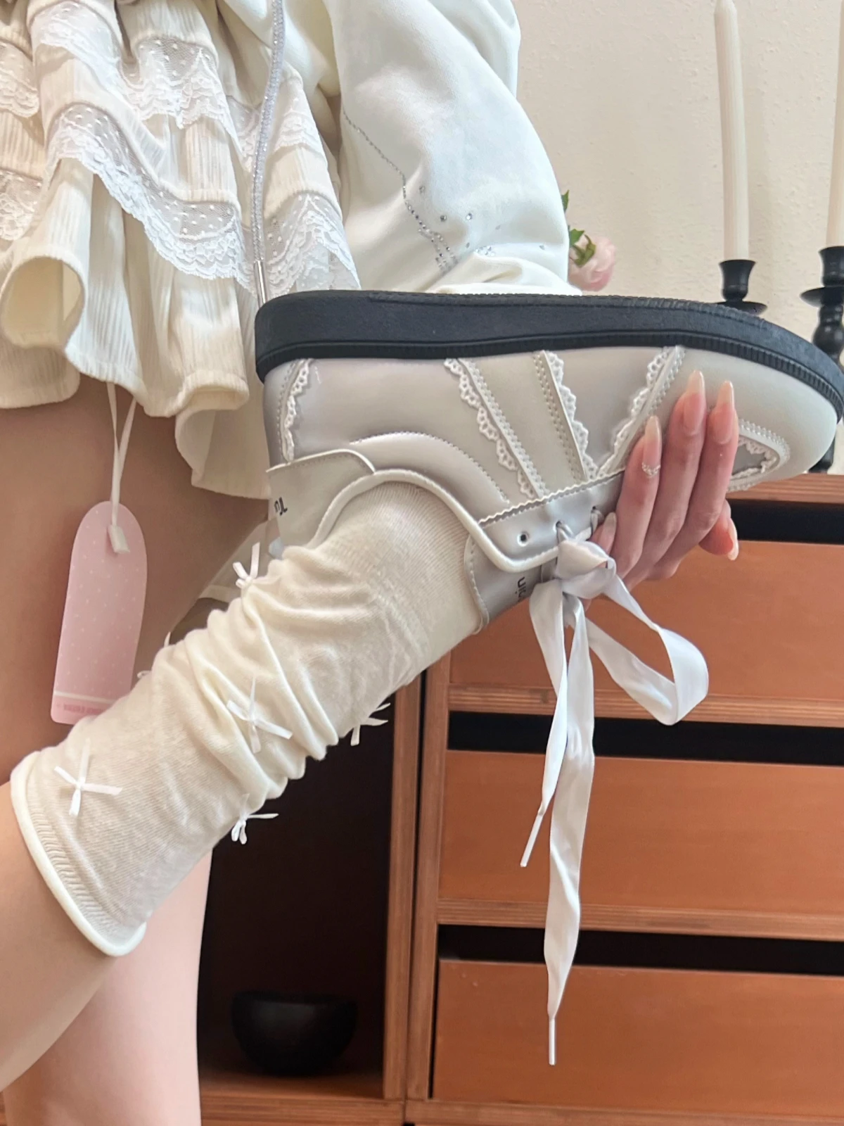 

White Mid-Calf Thin Cotton Sos for Women with Knot Design Suitable for Dequn oes Miu Series Summer Collection