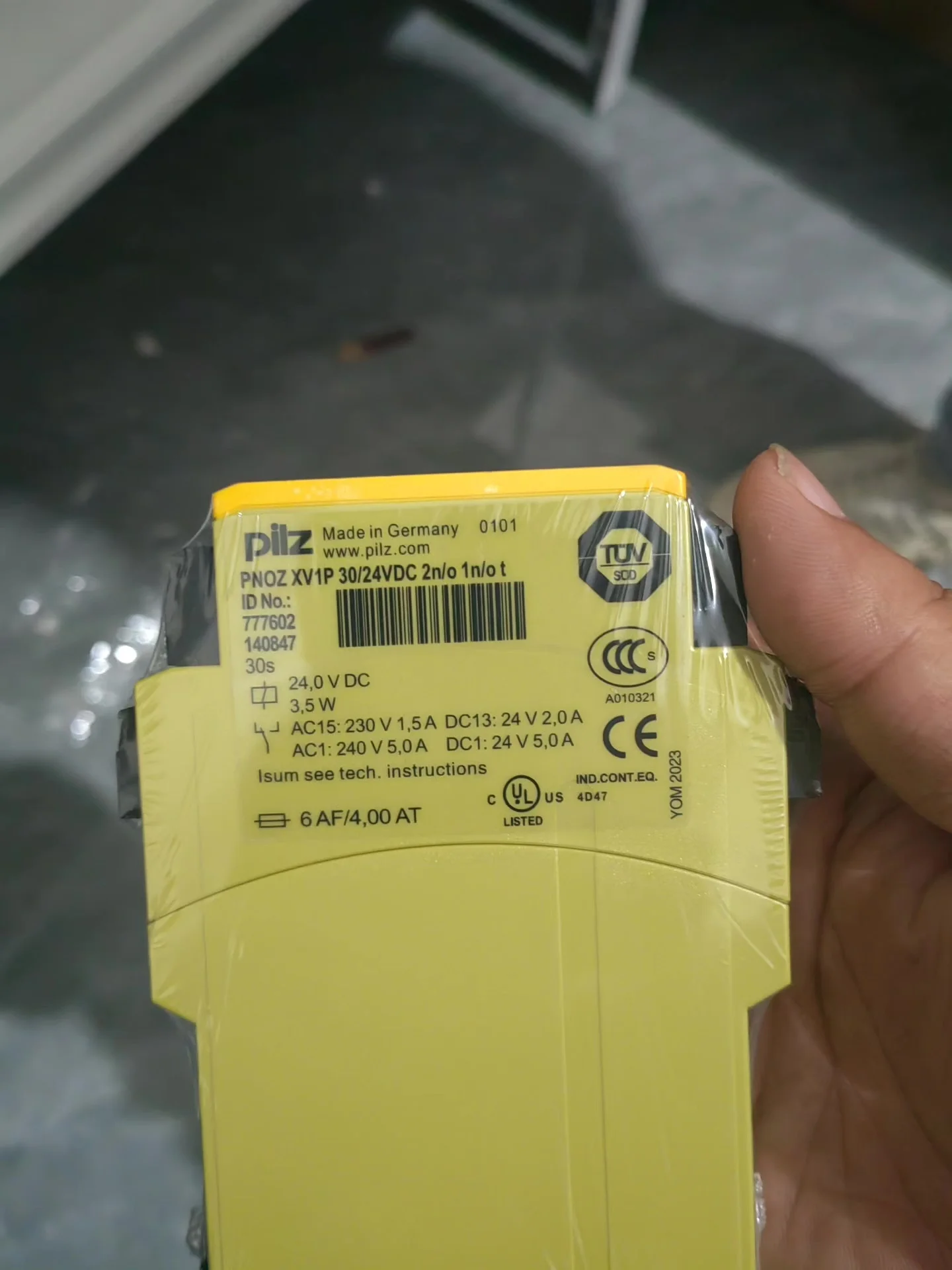 777602 Pilz PNOZ XV1P New unopened genuine pilz safety relay