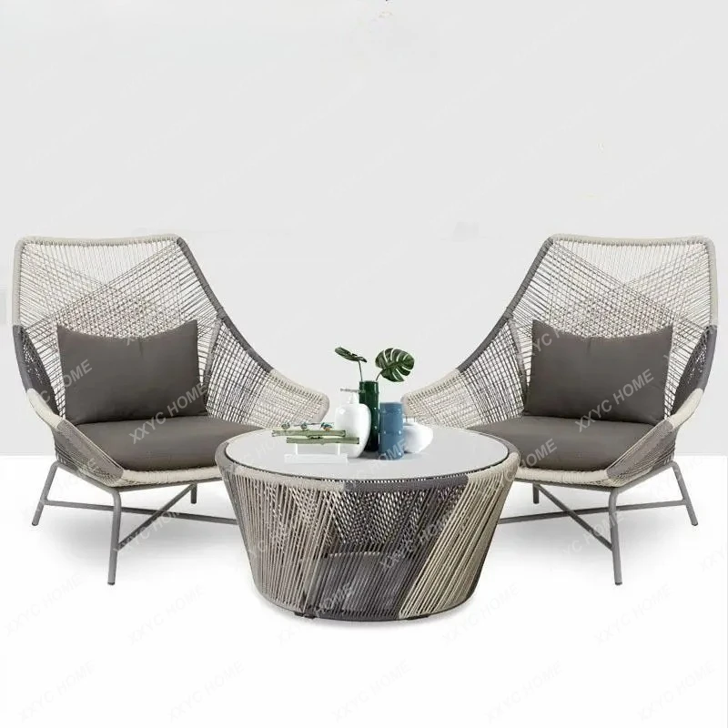 

Комплект из трех предметов: уличный стол и стулья из ротанга для балкона, двора, сада, отдыха на открытом воздухе, для дома и дачи.