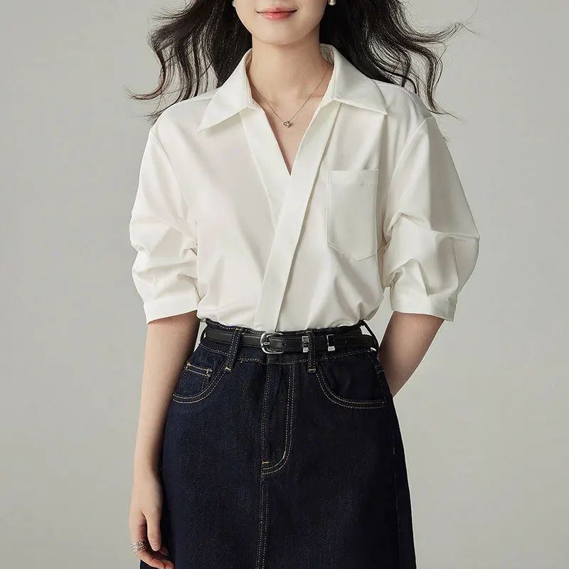 Chemise à col en V de style français avec charme et look jeune