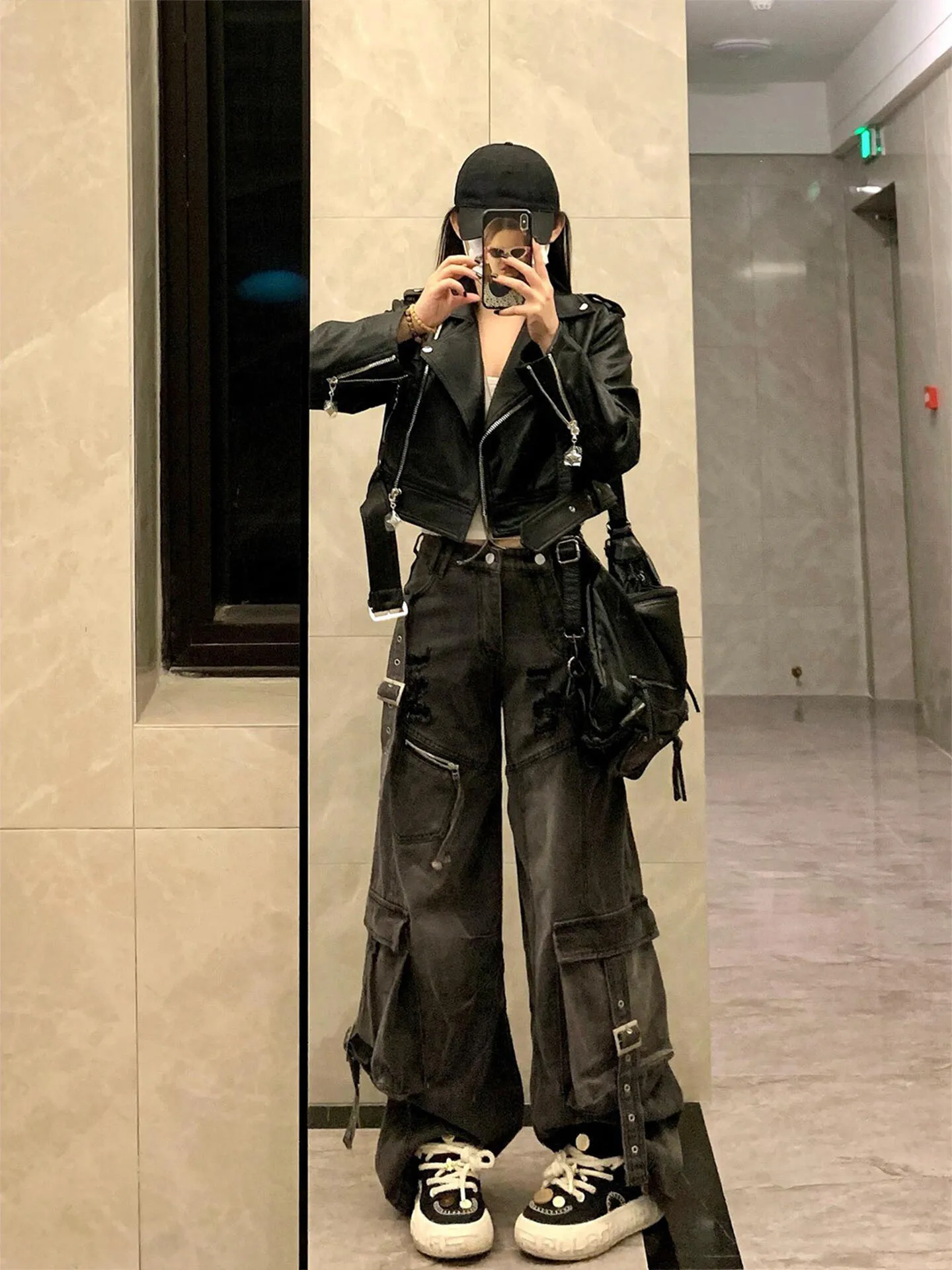 初秋向けショート丈レディースレザージャケット レトロ高級感 通勤スタイル 長袖ジッパー開閉 カジュアルトップス