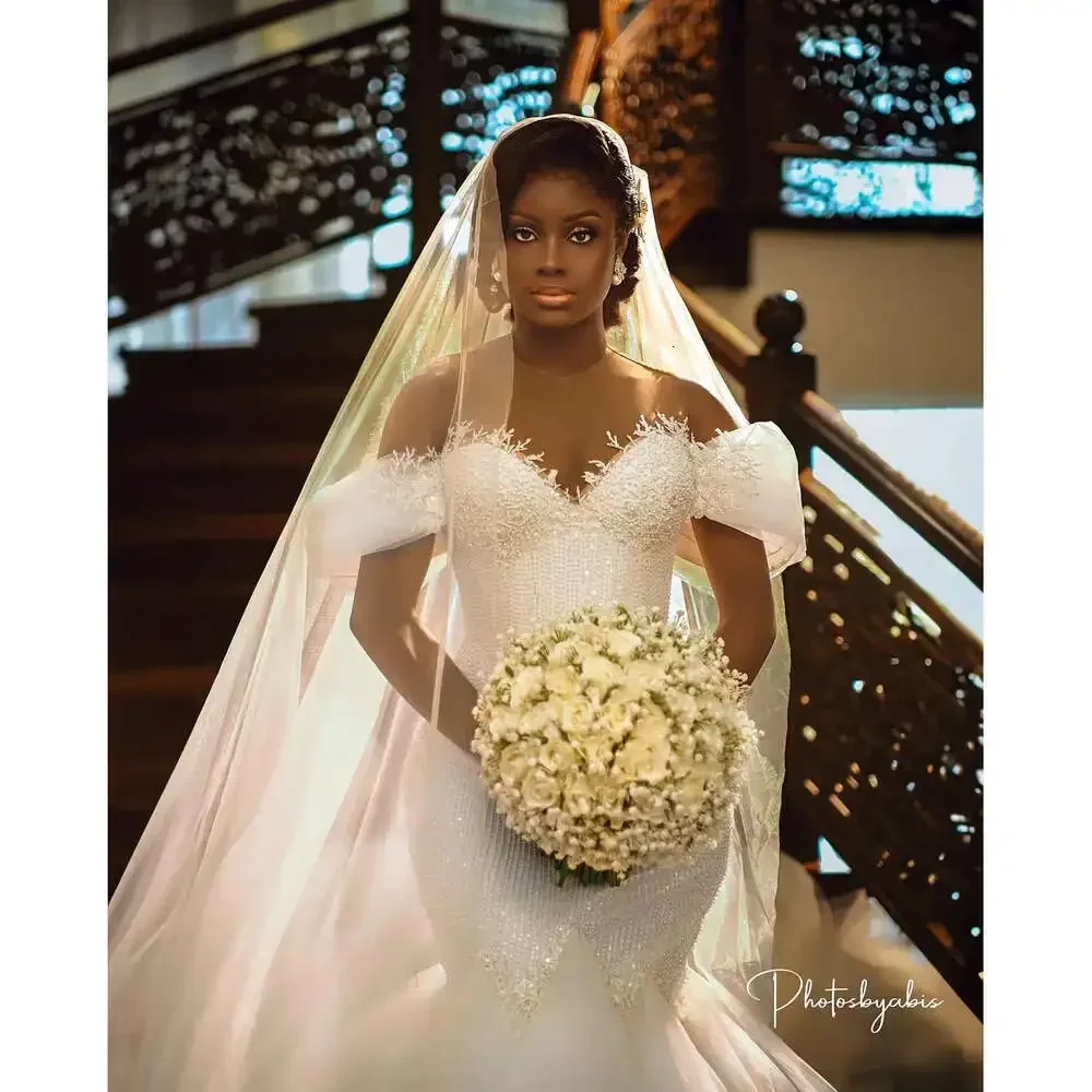 ชุดแต่งงานแบบเปิดไหล่สไตล์อาหรับประดับลูกปัดแบบอีบี  สำหรับเจ้าสาว  แบบรัดตัวด้านหลัง  ไซส์พลัส  ทรงเมอร์เมด