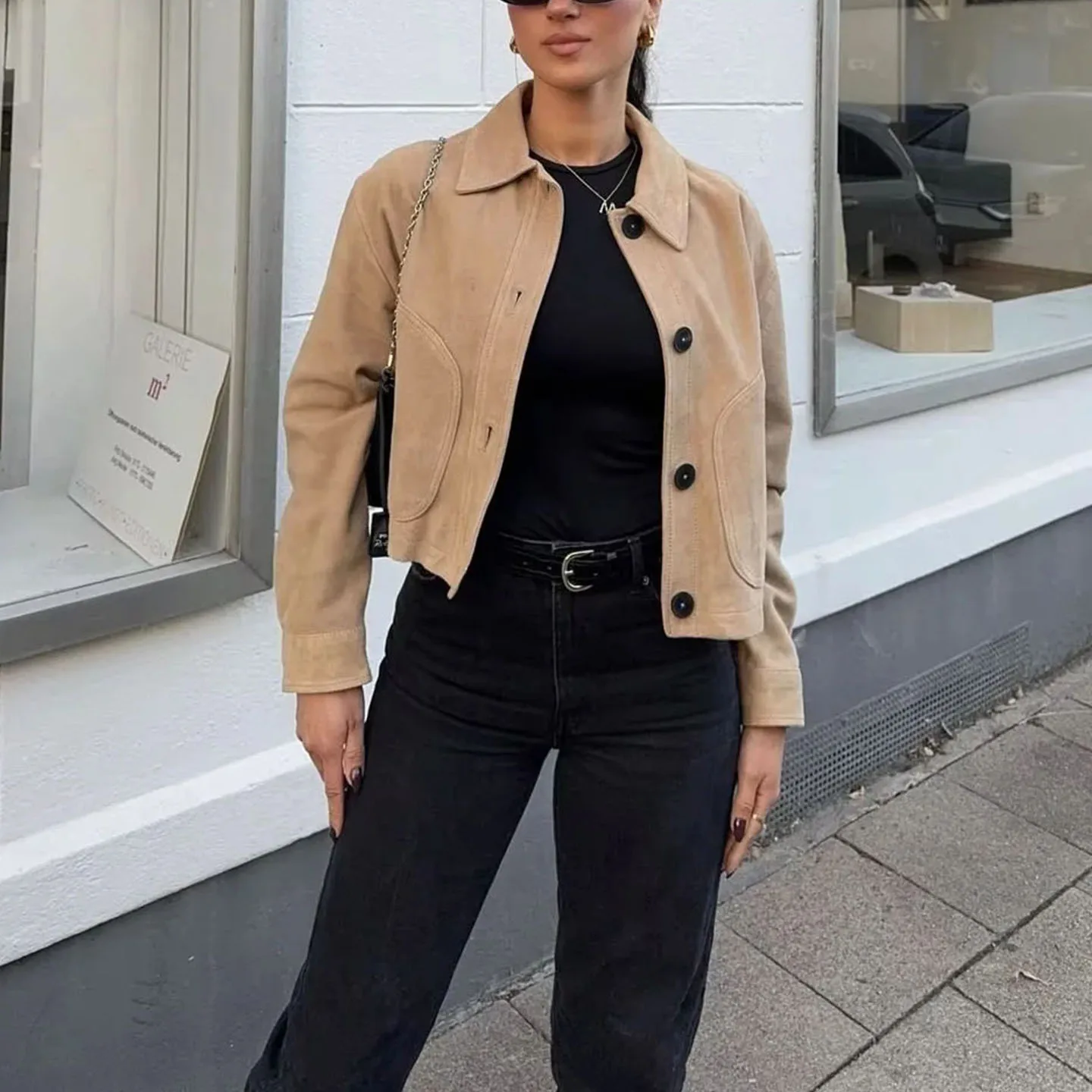 เสื้อคลุมหนังแท้แบบเรียบง่าย คอปก แขนยาว ตกแต่งกระดุม  คอลเลคชั่นใหม่ ฤดูใบไม้ร่วง 2025 แฟชั่นสำหรับผู้หญิง