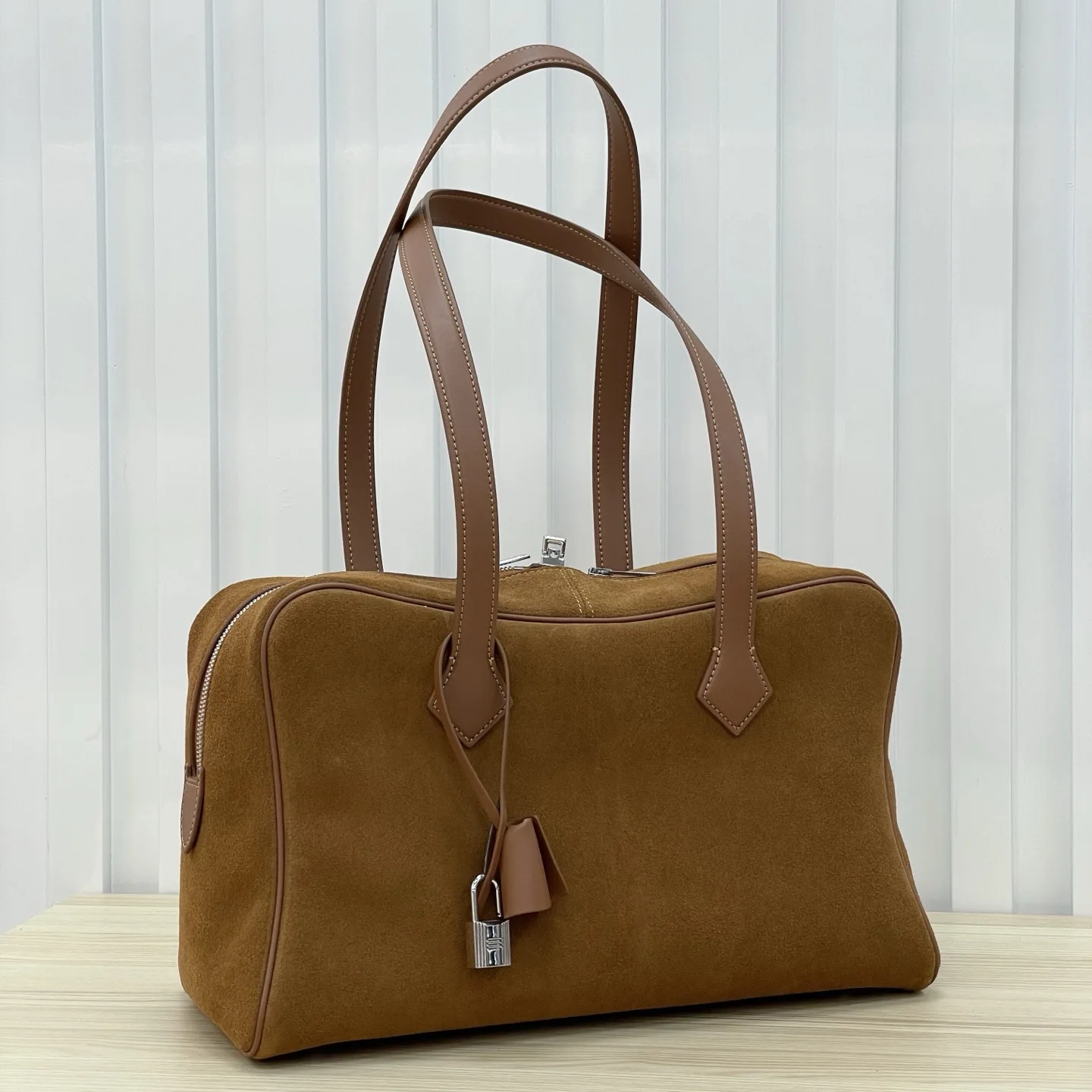 

2025 Новая замшевая сумка Boston, винтажная портативная сумка в стиле Old Money, портативная сумка через плечо большой вместимости премиум-класса