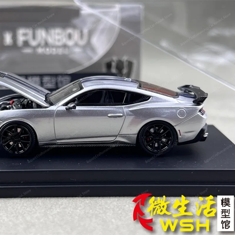 【In Stock】 DCM 1:64 Ford Mustang S650 with removable hood, alloy car model, for collection and display