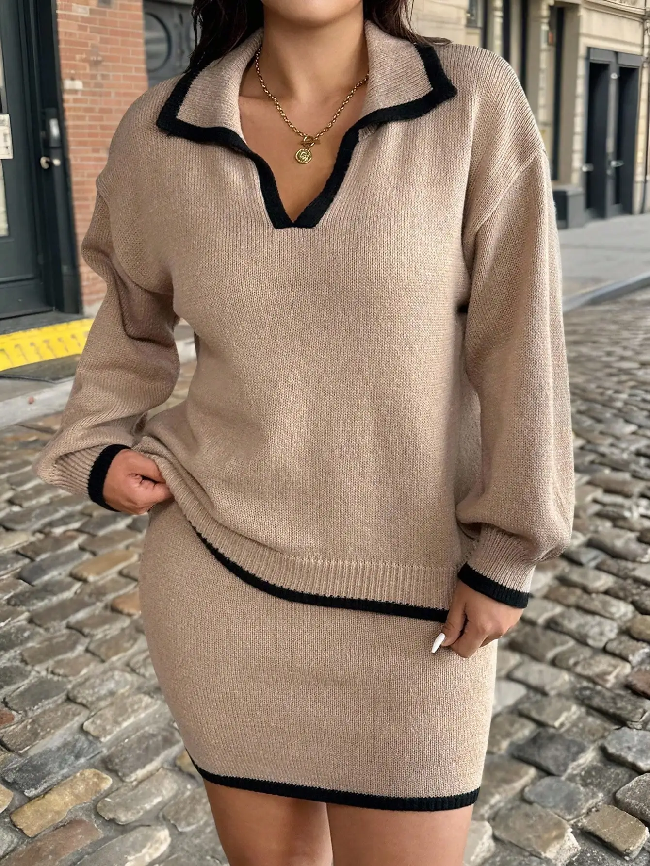 

Женский трикотажный комплект больших размеров из двух предметов: топ с длинным рукавом и воротником в стиле колор-блок и мини-юбка, повседневный осенне-зимний наряд