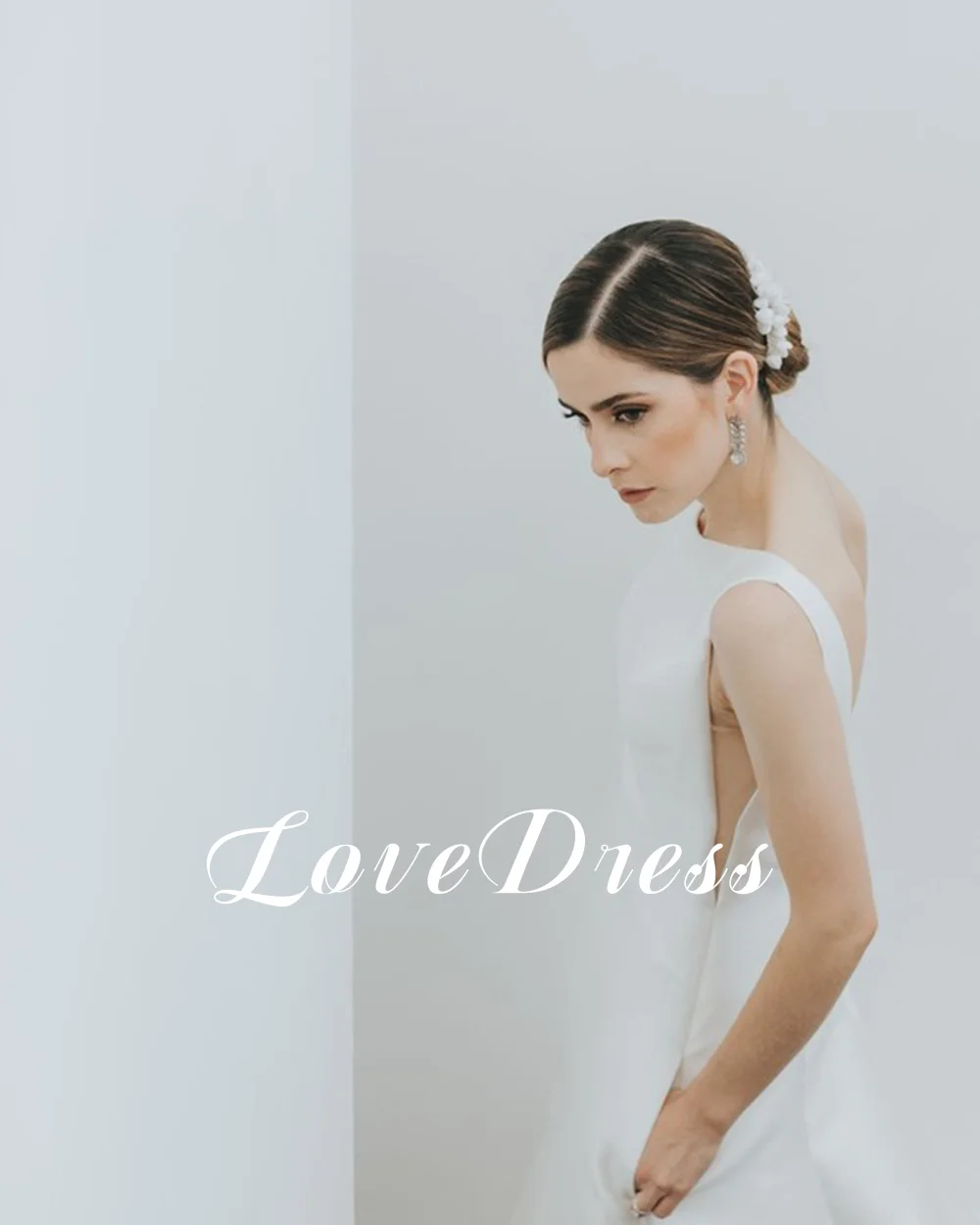 Lovedress ชุดเดรสแต่งงานแขนกุดสไตล์โบฮีเมียนคอกลมมีกระเป๋าชุดเจ้าสาวผ้าซาตินแบบเรียบง่ายทรงเอไลน์ชุดกระโปรงยาวเปิดหลัง