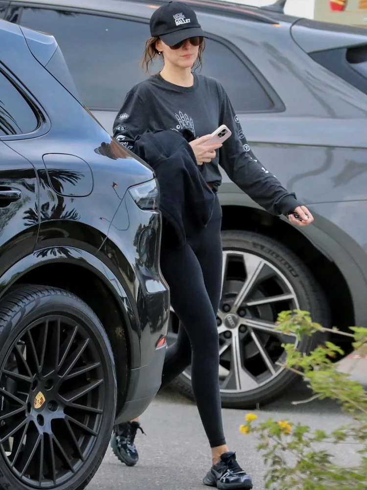 

Новая черная женская футболка DakotaJohnson с длинным рукавом и символом удачи, свободного кроя, весна 2026, 100% хлопок