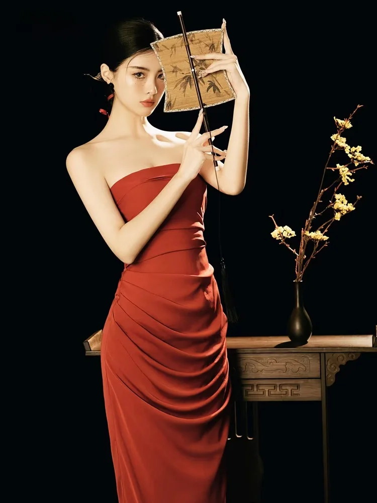 

Elegant Minimalist Chinese Wedding Dress for Small Brides Engagement Photography Cold Tone Sensation Wine Offering Outfit
