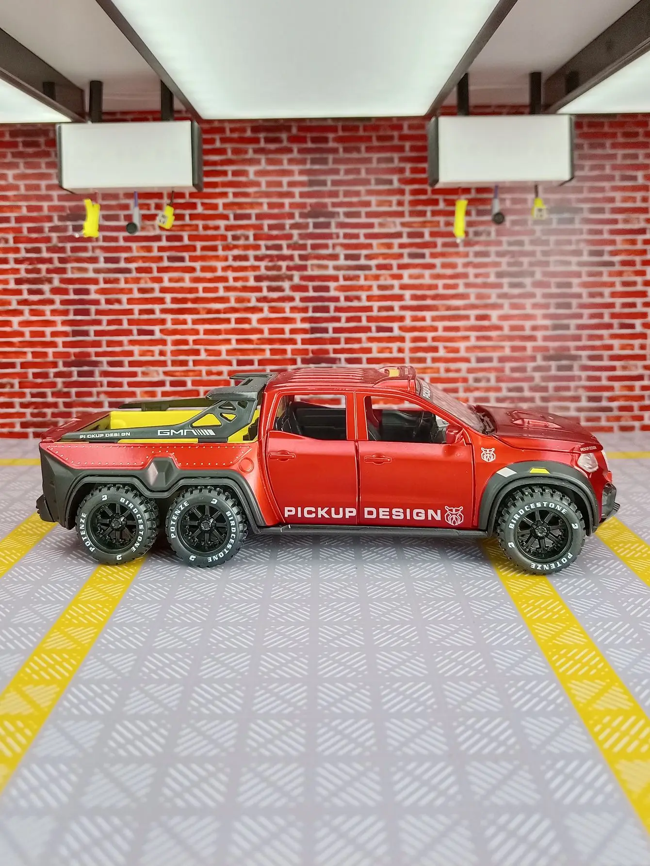 Modèle de voiture en alliage à Six roues 1:28, véhicule tout-terrain acousto-optique, jouet pour enfants avec de détails riches, fabrication soignée