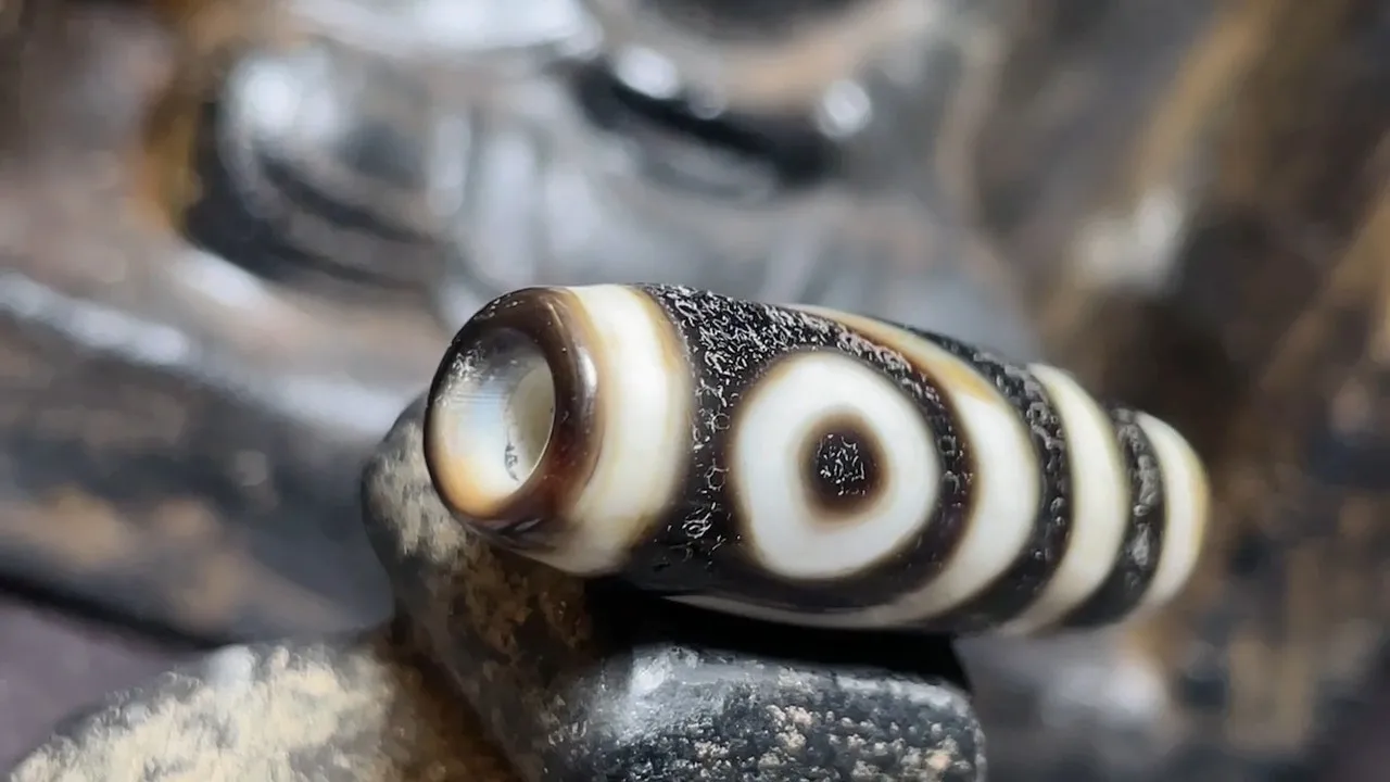 Tibetan Nepalese Himalayan Bead Ancient agate Old Dzi Talisman 2 eye Bead Amulet