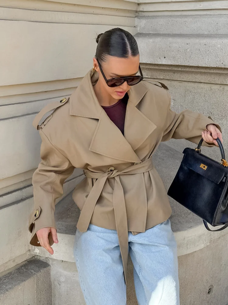 

Новая шикарная женская ветровка в винтажном стиле: приталенная, с отложным воротником, длинными рукавами и шнуровкой на талии.