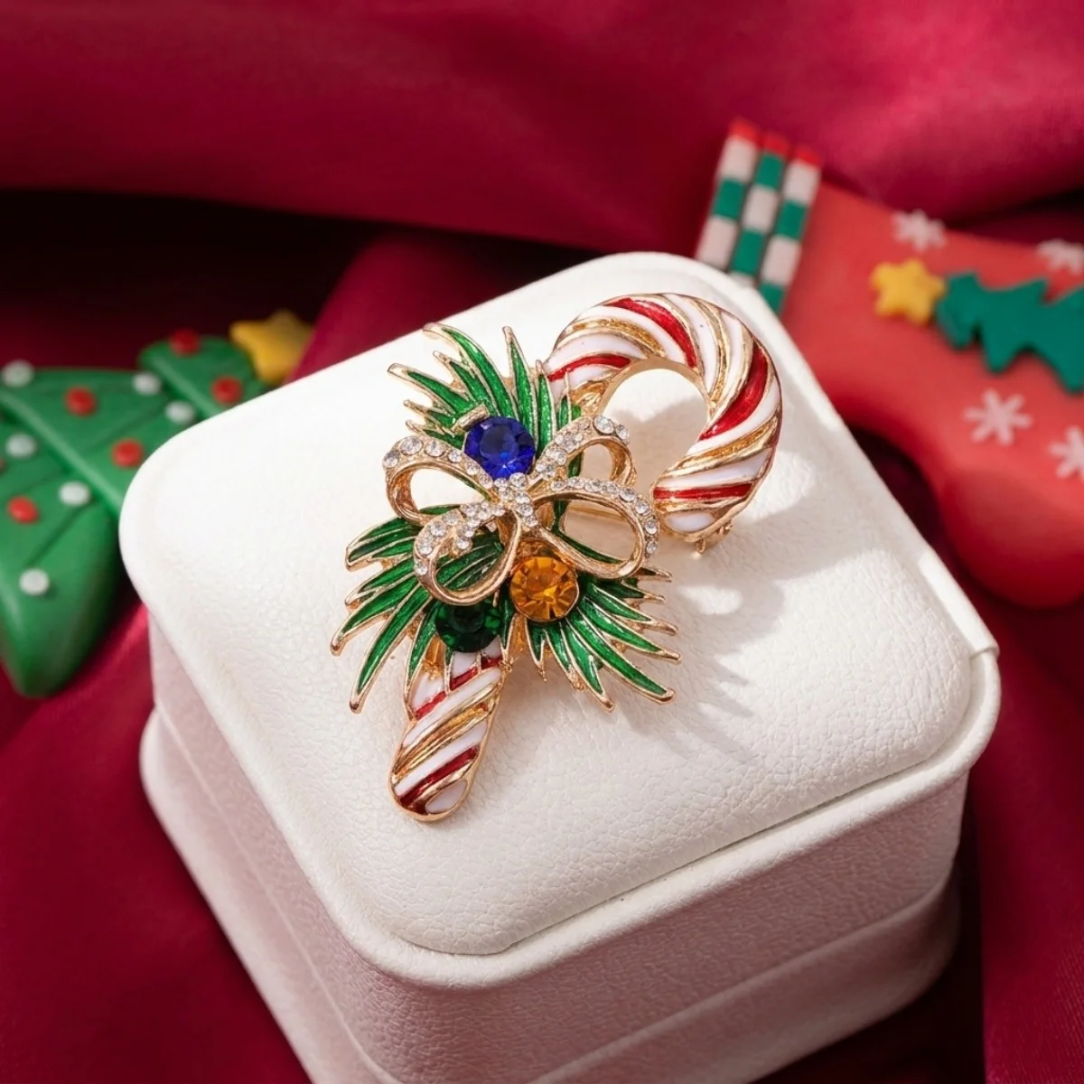 Weihnachts-Brosche mit Strass-Schleife und Zuckerstangen-Motiv für Damen und Herren, Emaille-Weihnachtsbaum, Gehstock, Geschenkbox-Brosche, Weihnachtsgeschenk, Schmuck – Detail 8