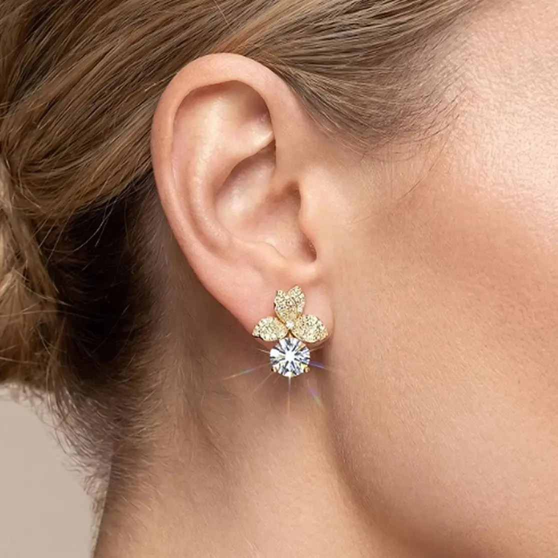 Ein Paar 925er-Silber-Ohrringe mit 2 Karat (jeweils) Moissanit-Steinen in Blumenform für Damen – geeignet für Partys, als Geschenk und für den täglichen Gebrauch. – Detail 5