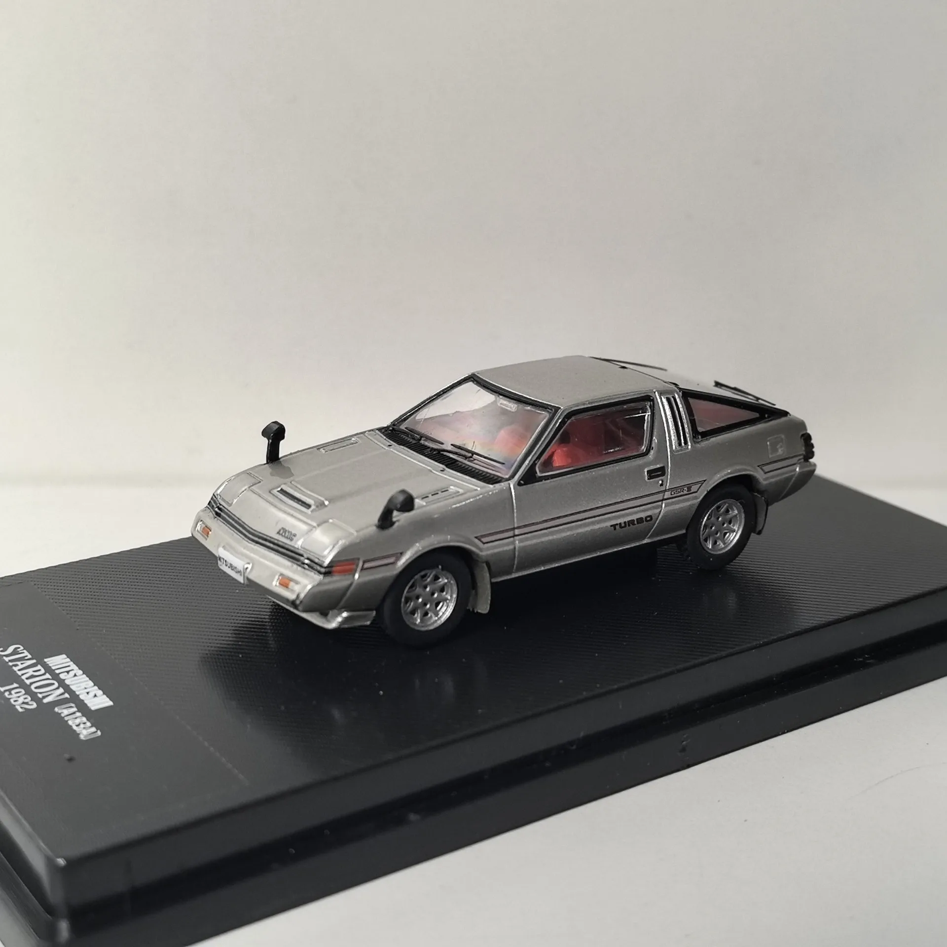 دييكاست DEA 1/64 مقياس MITSUBISHI STARION 1982 ميتسوبيشي سبيكة سيارة نموذج تحصيل لعبة هدية تذكارية عرض حلية