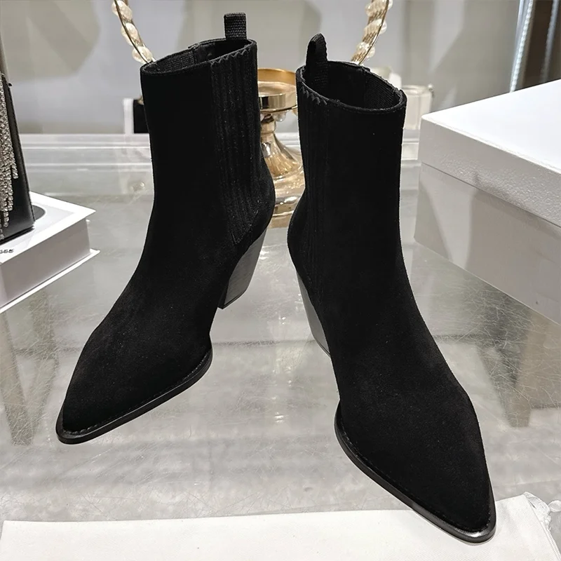 

Высококачественные осенние новые стильные женские короткие сапоги на толстом среднем каблуке с острым носком и металлическим логотипом 25110475