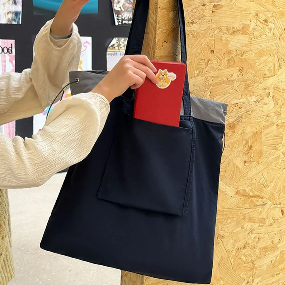 حقيبة تسوق محمولة قابلة لإعادة الاستخدام وقابلة للطي خفيفة الوزن مع رباط للسفر وحقيبة بقالة من النايلون المقاوم للماء للسفر