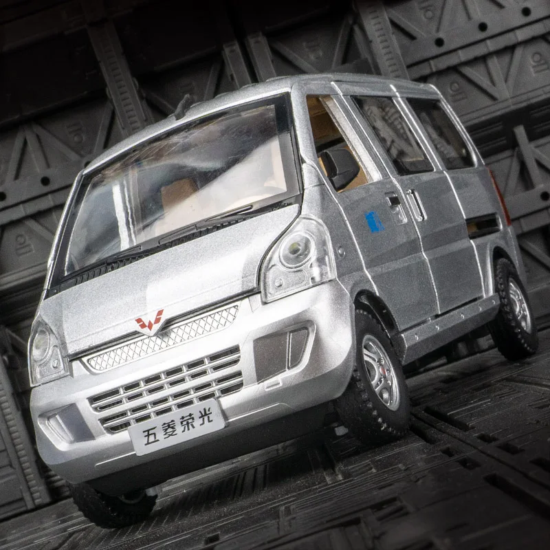 

1:24 MVP business van alloy car model acousto-optic steering toy door and hood trunk can be opened fine workmanship rich details