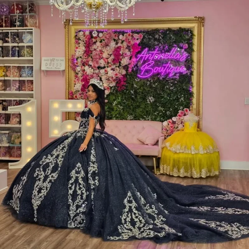 Vestido para quinceañeras azul oscuro brillante, capas de encaje con hombros descubiertos, calcomanía de brillo de tul, vestidos de 15 quinceañera ﻿ Personalizado