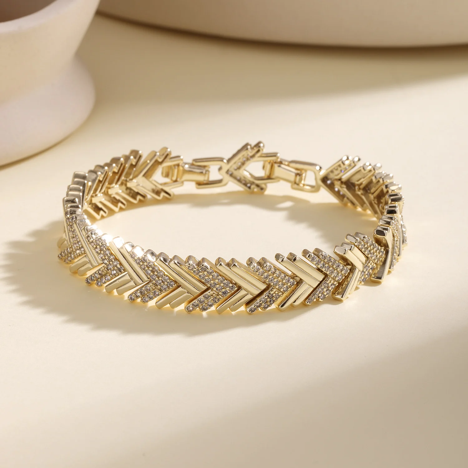 Nidin Luxus-Armband mit glänzenden CZ-Kristallen, Pfeilform, V-förmige Pfeilspitze, Handgelenkkette, eleganter Hochzeitsschmuck für Frauen, Alltagskleidung – Detail 9