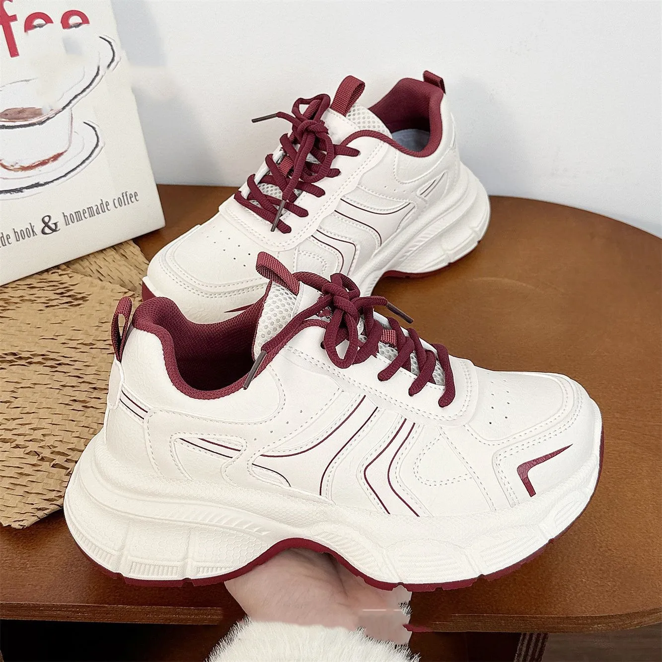 أحذية رياضية بيضاء للنساء مصممة أحذية مشي كاجوال فاخرة للنساء 2025 أحذية رياضية خفيفة الوزن أحذية نسائية