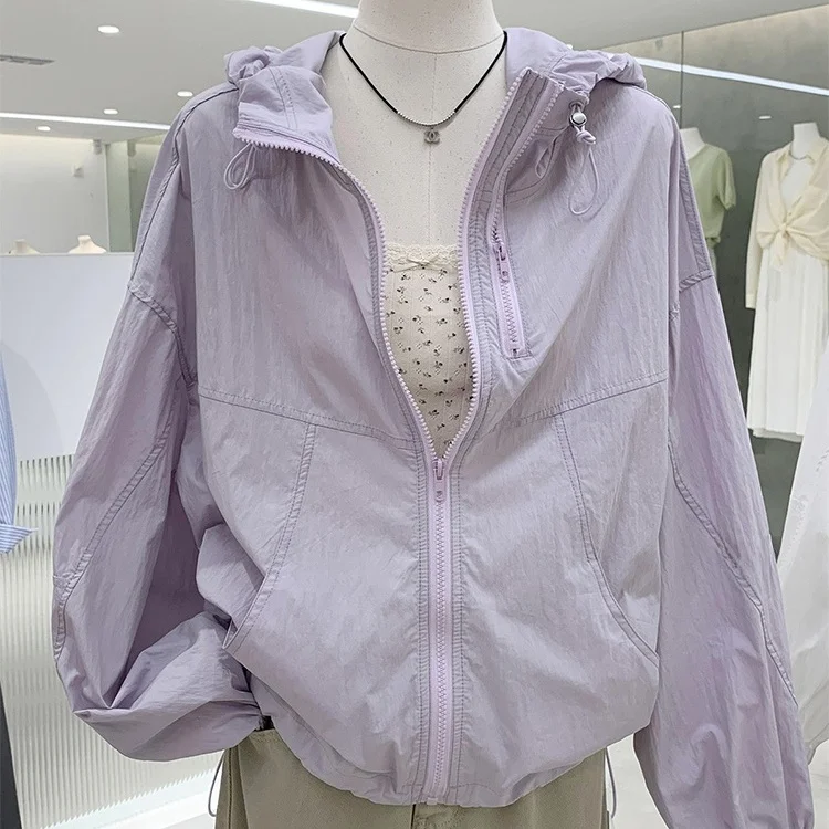 

Женская легкая куртка больших размеров с капюшоном для защиты от солнца, весна-лето, повседневная спортивная модель с молнией спереди, укороченная