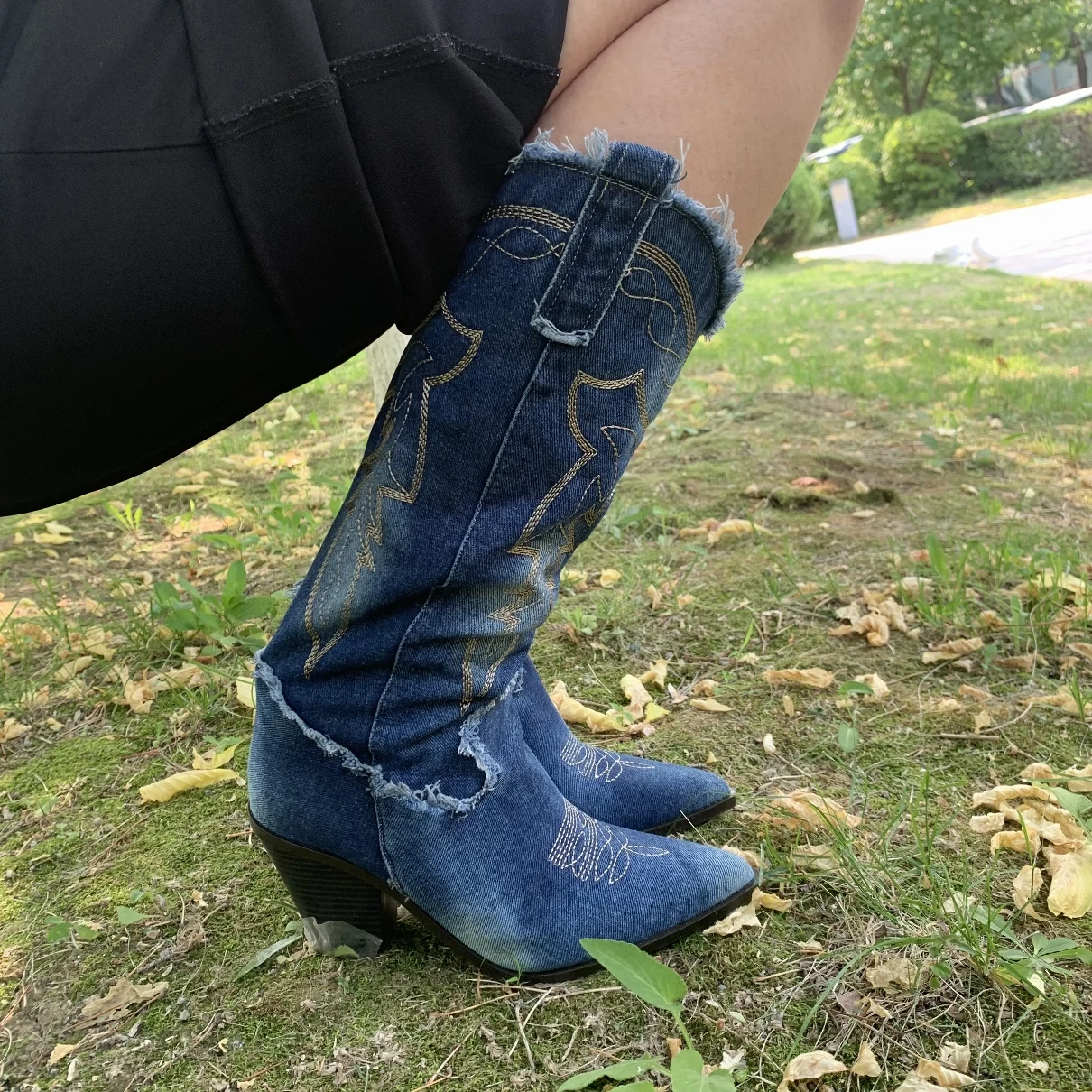 2024 New Autumn Blue Denim Boots Embroidered Retro Pointed Western Cowboy Boots Women\'s Thick Heel Knee High Boots