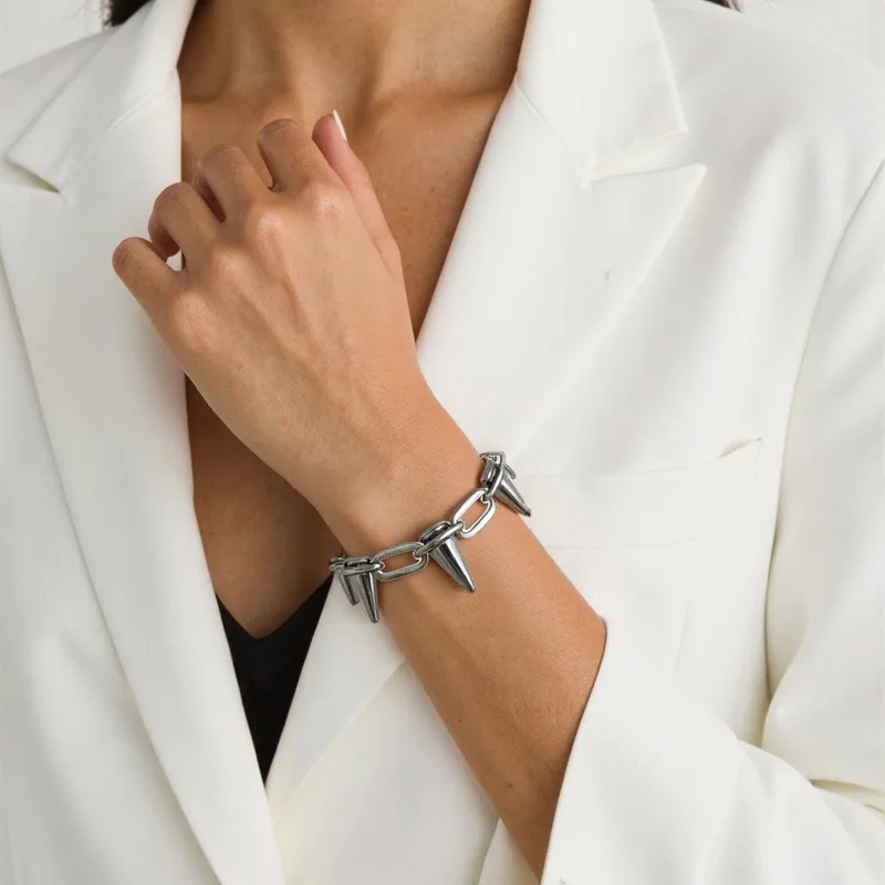 European and American Street Shooting Jewelry Trend Punk Rivet Bracelet Hip Hop Bullet Metal Thick Chain Simple Jewelry.