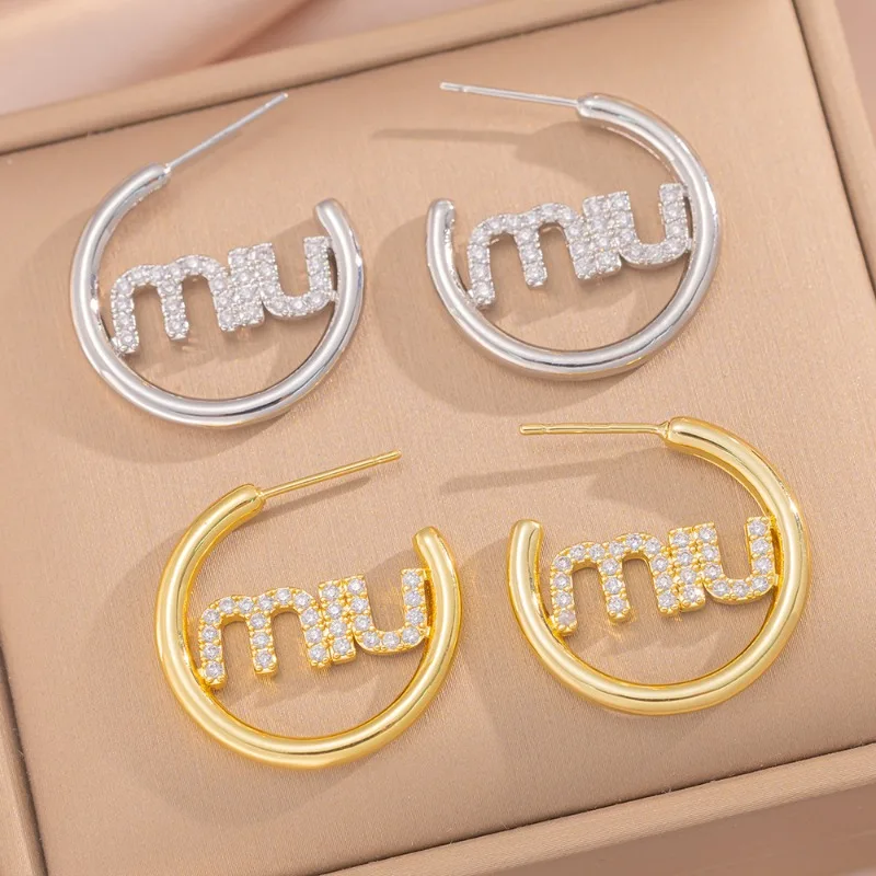 

New letter M high-end earrings, light luxury niche design temperament personalized earrings, jewelry ear buckle gifts