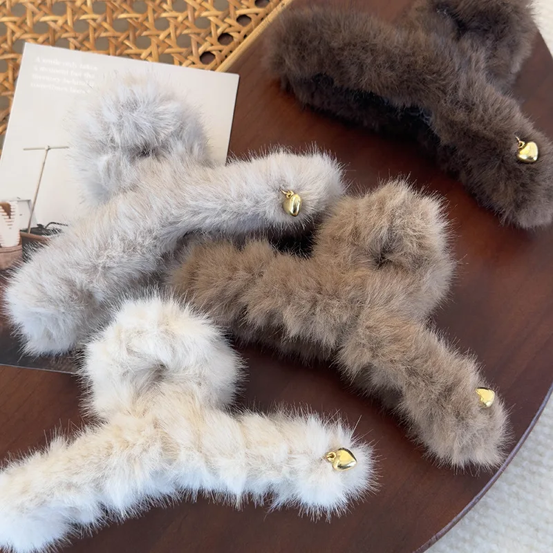 Winter Gold Love Fluffy Large Hair Claw Shark Clips Women Temperament Pluszowa szpilka Krab Spinki do włosów Lady Fashion Akcesoria do włosów