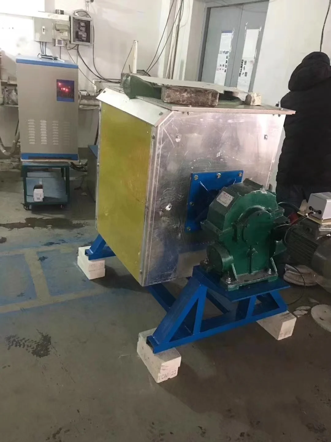 The Medium Frequency Melting Furnace Is Small for Gold Silver Copper Bronze Brass 10kg-induction-melting-furnace