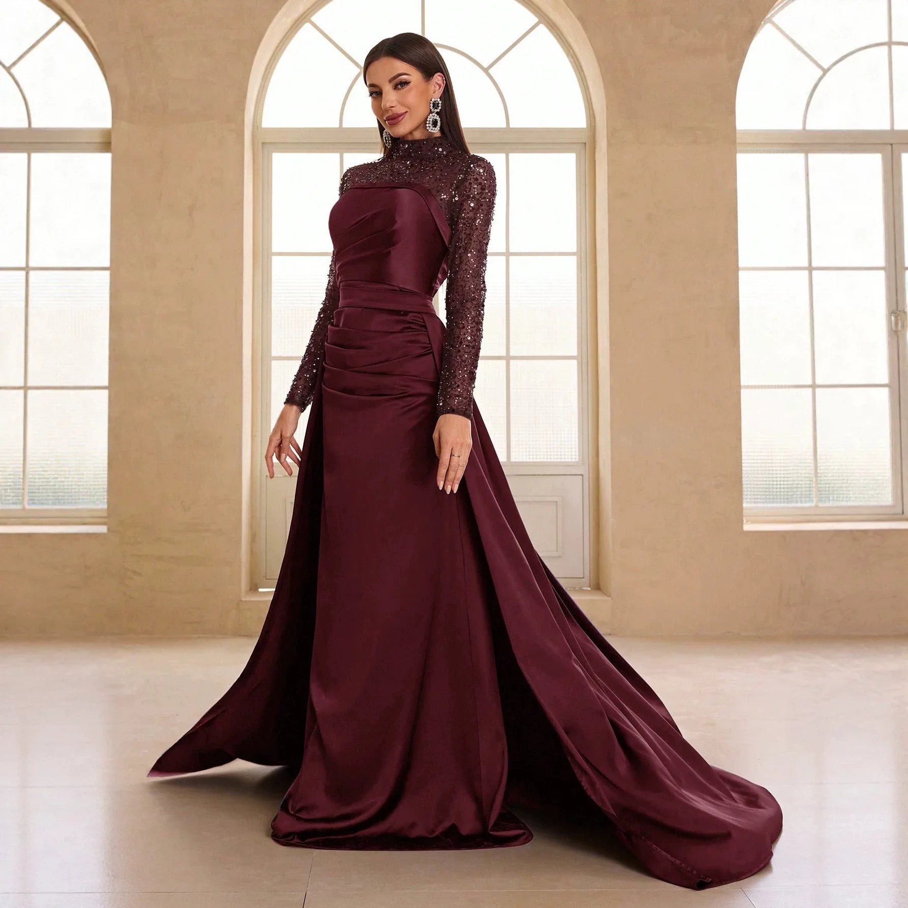 Abito lungo da donna in raso blu scuro con strascico, paillettes, maniche lunghe, collo alto e drappeggiato, ideale per gala, matrimoni o come abito da invitata.