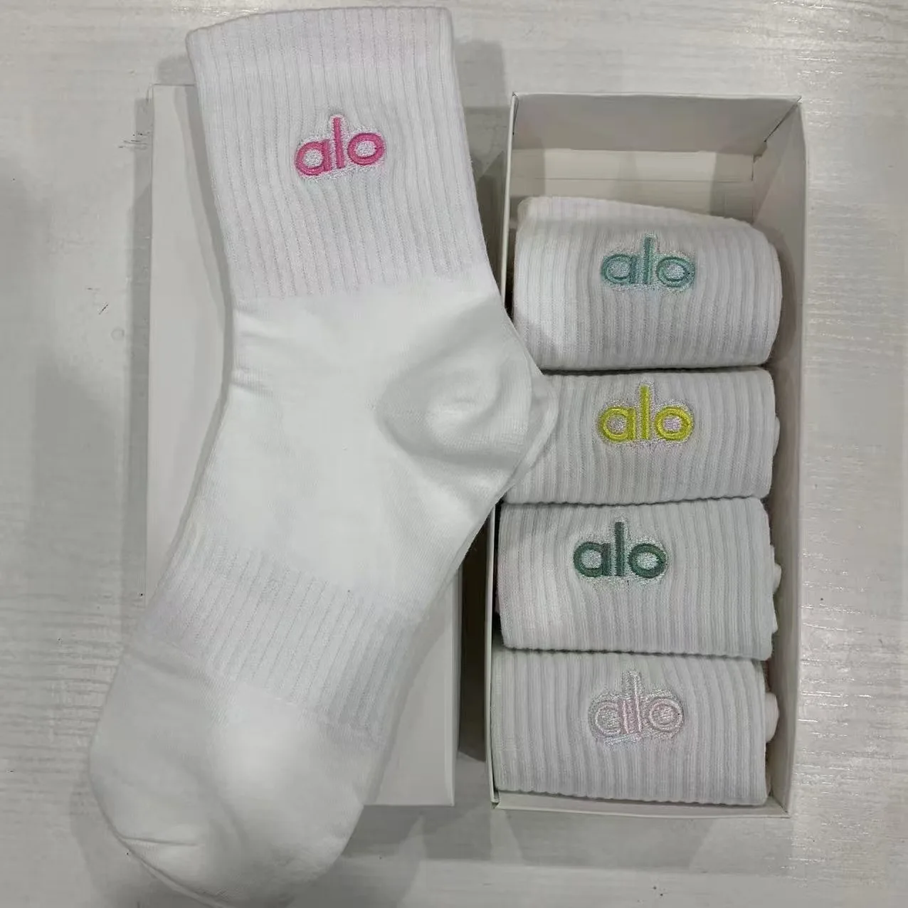 Gift box of alo cotton socks - black, white and gray mid-calf socks with embroidery, breathable sports letter socks