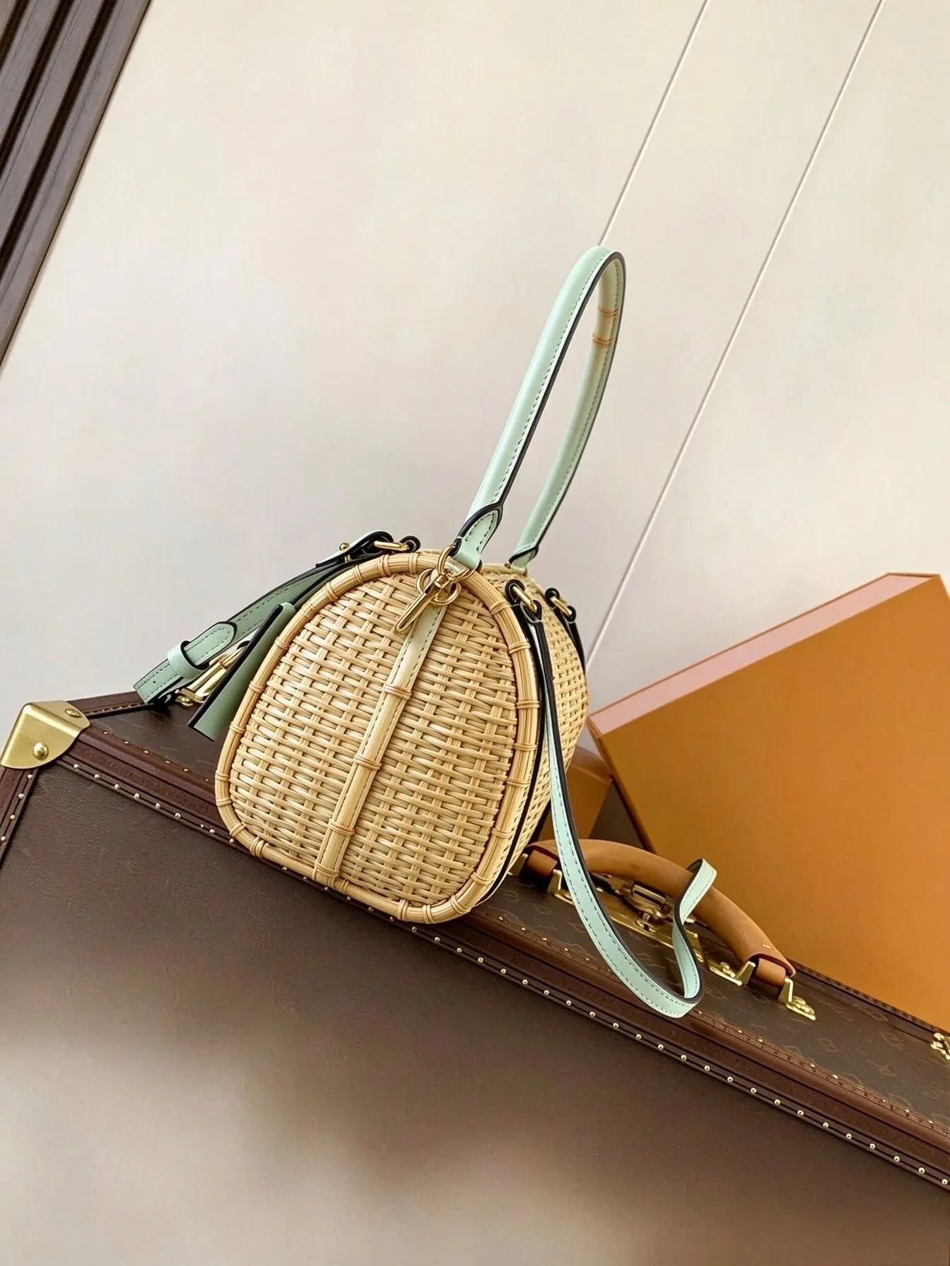 Women Handwoven Rattan Cylinder Bag Retro Wicker Barrel Shoulder Bag Contrast Leather Strap Mini Lock Decor Detachable Crossbody Strap Summer Beach Purse