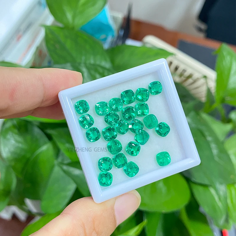 Lab Grown Colombia Emerald Hydrothermische handsnijdende kussenvorm met scheuren insluitingen in selecteerbaar AGL-certificaat