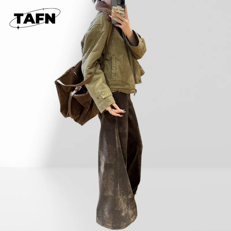 Bequeme Daunenweste für Damen für kaltes Wetter. Modische, schicke, ärmellose Puffweste für aktive Frauen bei kaltem Wetter AJ1201