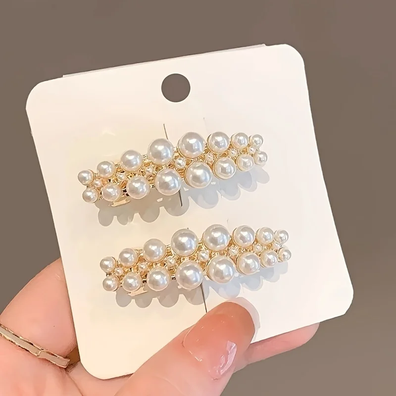 Conjunto de 2 peças com caixa de presente, novo estilo popular, nicho e versátil, grampos de cabelo de mola de pérola falsa de fileira famosa pela Internet, clipes de franja de alto valor, clipes laterais, tamanho pequeno, grampos de cabelo meio-up elegan