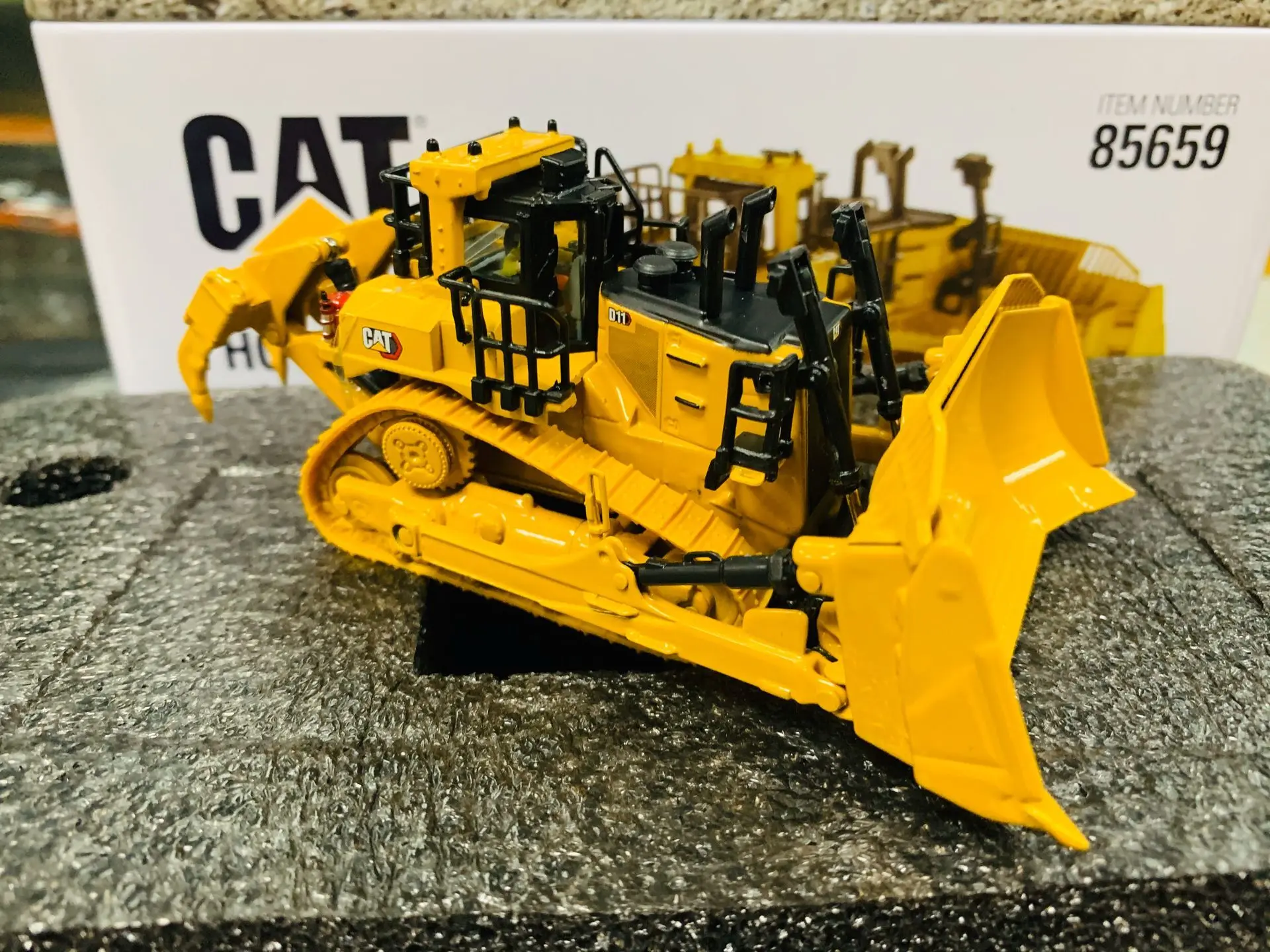 D11 Dozer Tkn Design 1:87 HO Scale Metal Engineering Vehicles Model By DieCast Masters DM85659 New in Box