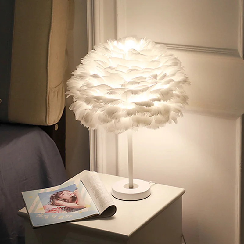 Salon créatif personnalité moderne célébrité d'internet ins fille chaud romantique chambre chevet plume lampe de bureau décorative