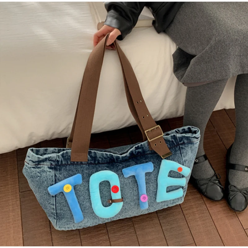 Gewaschene Denim Vintage Schultertasche, Große Kapazität Y2k Mädchen Flauschige Buchstaben Farbige Knöpfe Tragetasche, Hobo Pendler Canvas Handtasche – Detail 10