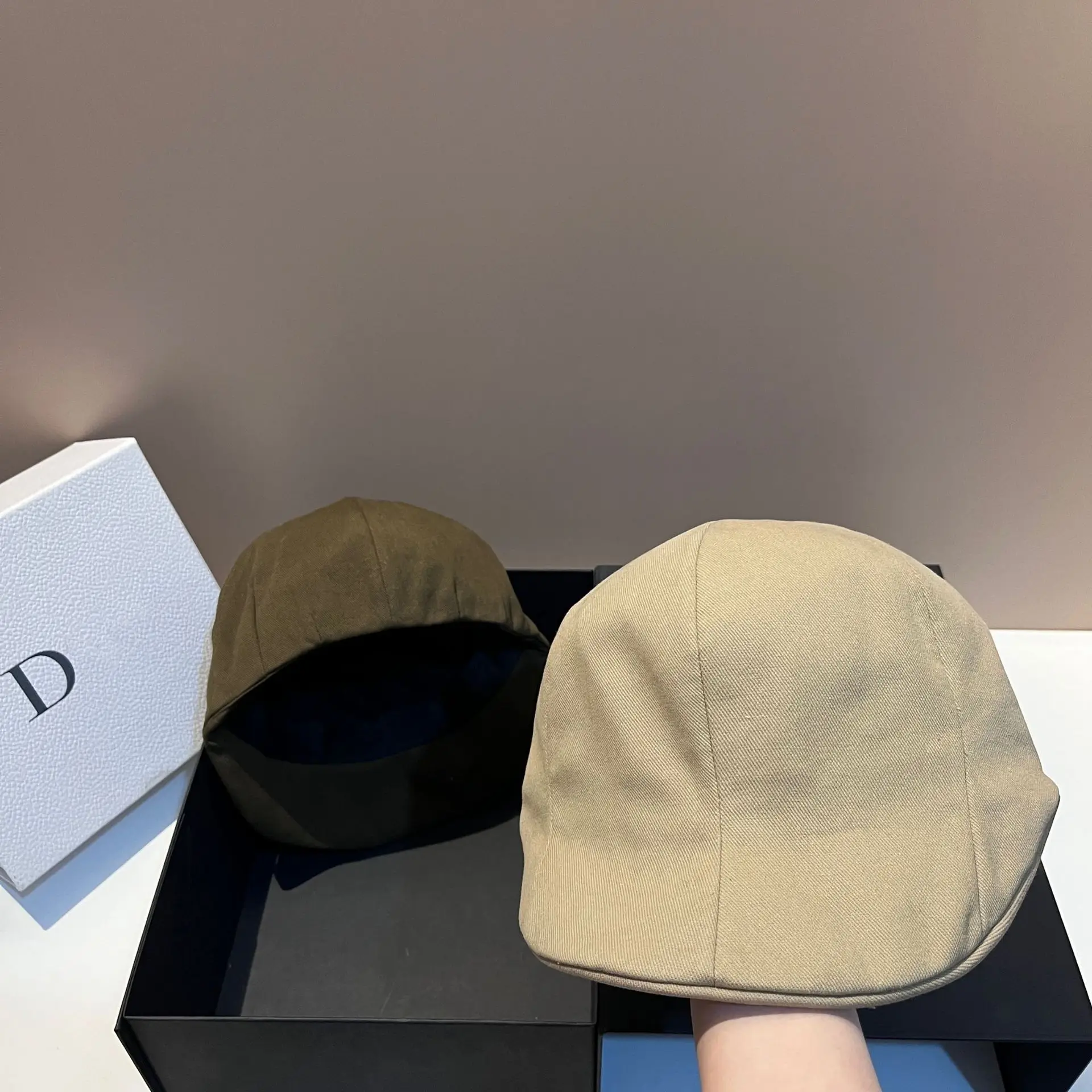 قبعة زوجين قطنية عصرية للجنسين لعام 2025 - قبعة عصرية جديدة لربيع وصيف بتصميم خلفي صغير قابلة للتعديل للترفيه في الهواء الطلق إلى الأمام