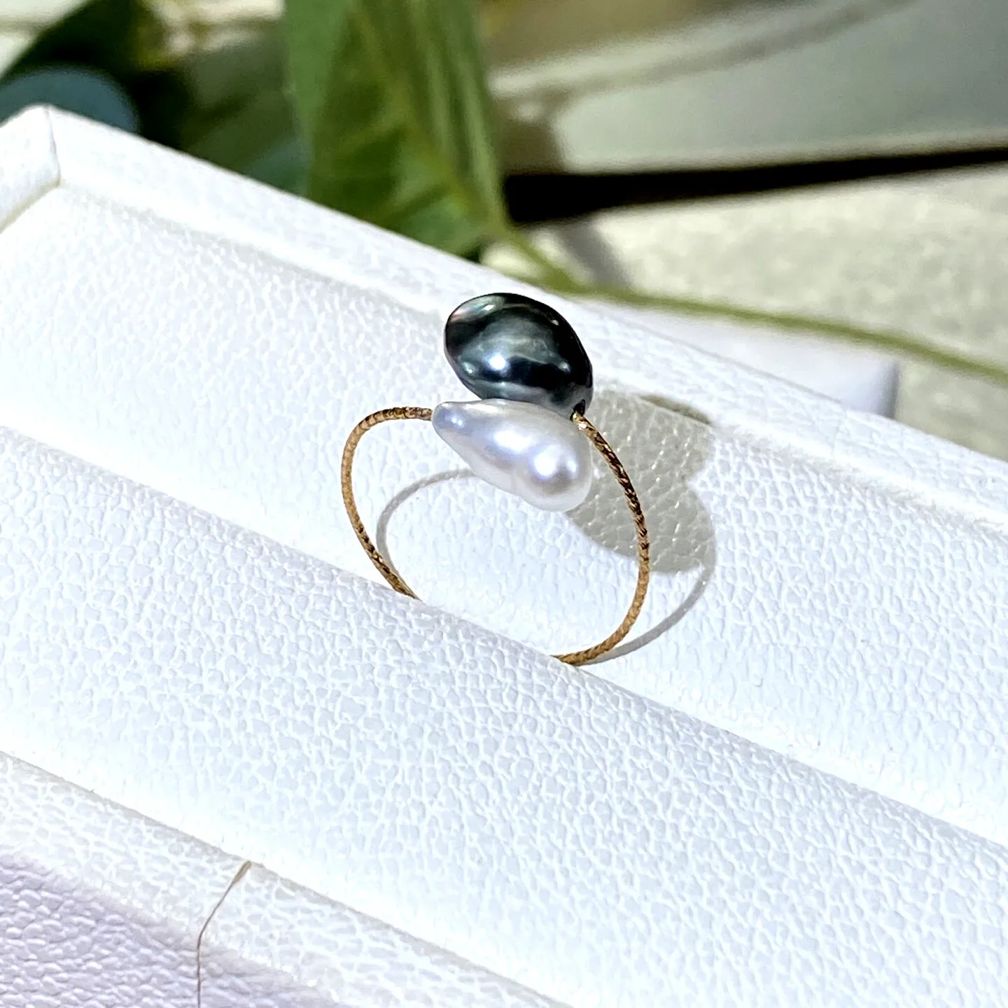 Double Pearl Memory Elastic Ring AAA5-8mm 18K Gold/Natural Pearl (Tahitian and White Pearl)