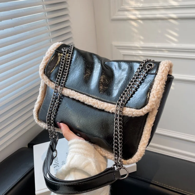 

Autumn Winter Large Capacity Plush Tote Bag Lady New Fashion Chain Shoulder Bag Splice Patent Leather Texture Commuter Pack
