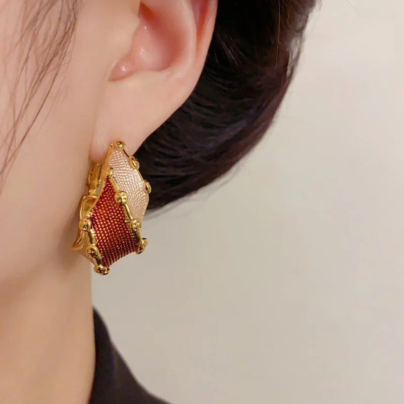 Polka dot contrasting color twisted earrings personalized fashion simple exaggerated cold wind earrings