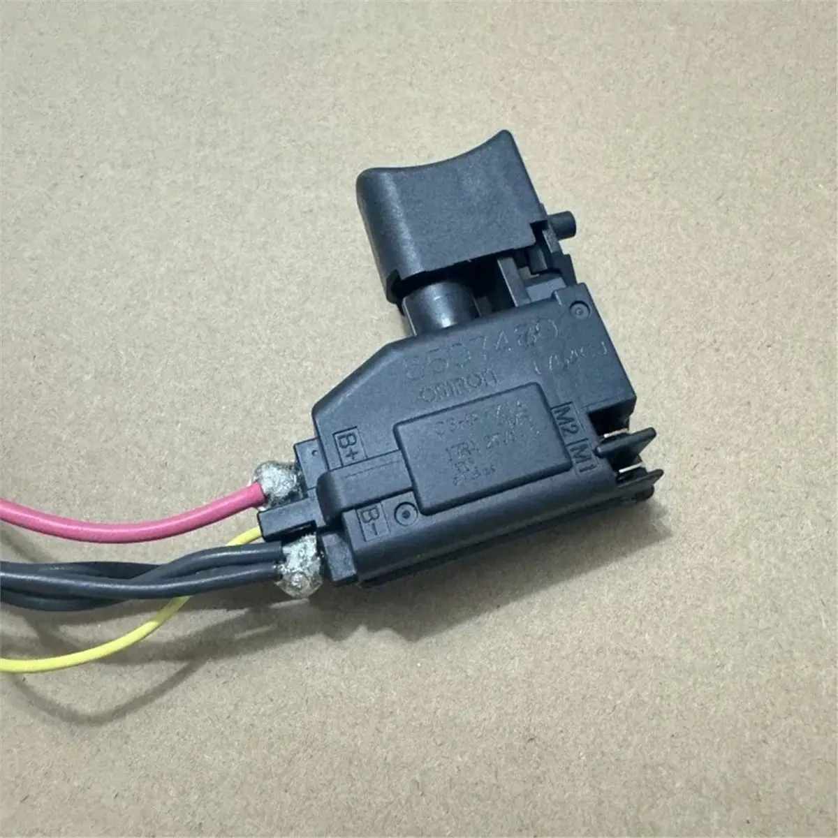 

Выключатель SSR 632A24-0 для DDF343, DHP343, BHP343, 632A23-2, DDF453, 6506751, BDF453 - Сертификат CE
