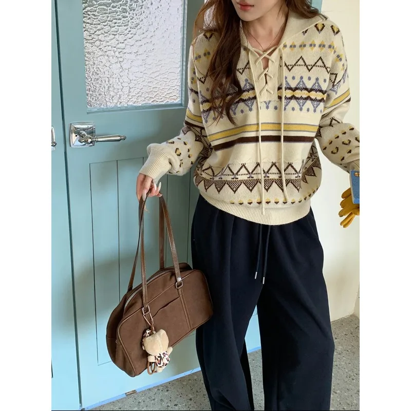 

Вязаный свитер с геометрическим жаккардовым узором и воротником-стойкой