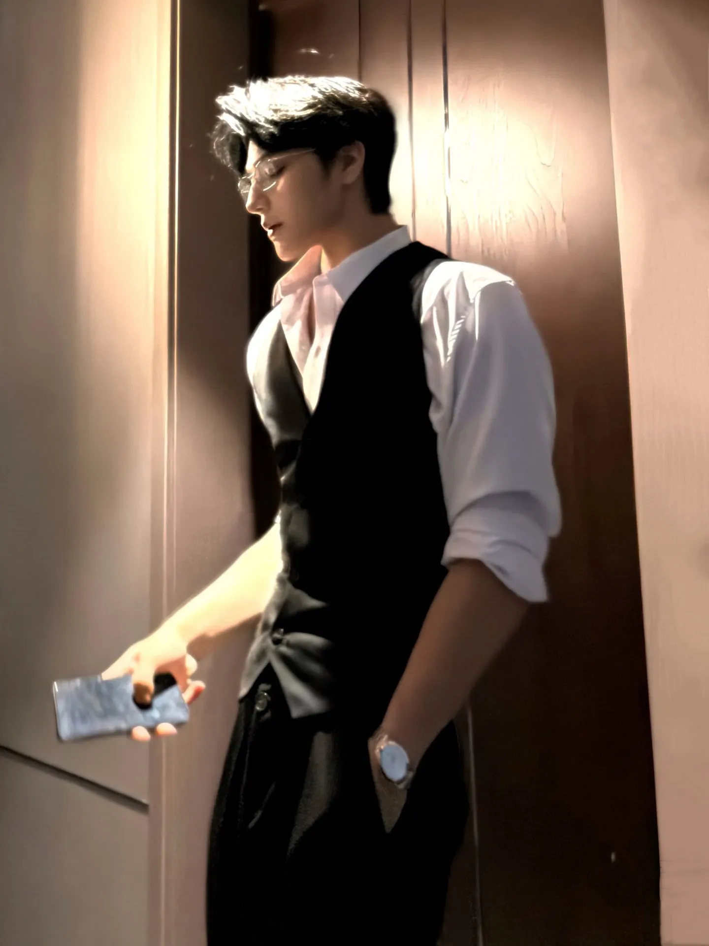 

Мужской вязаный жилет с V-образным вырезом и комплект из двух предметов: жилет и рубашка. Элегантный повседневный костюм-двойка. Весенняя коллекция.