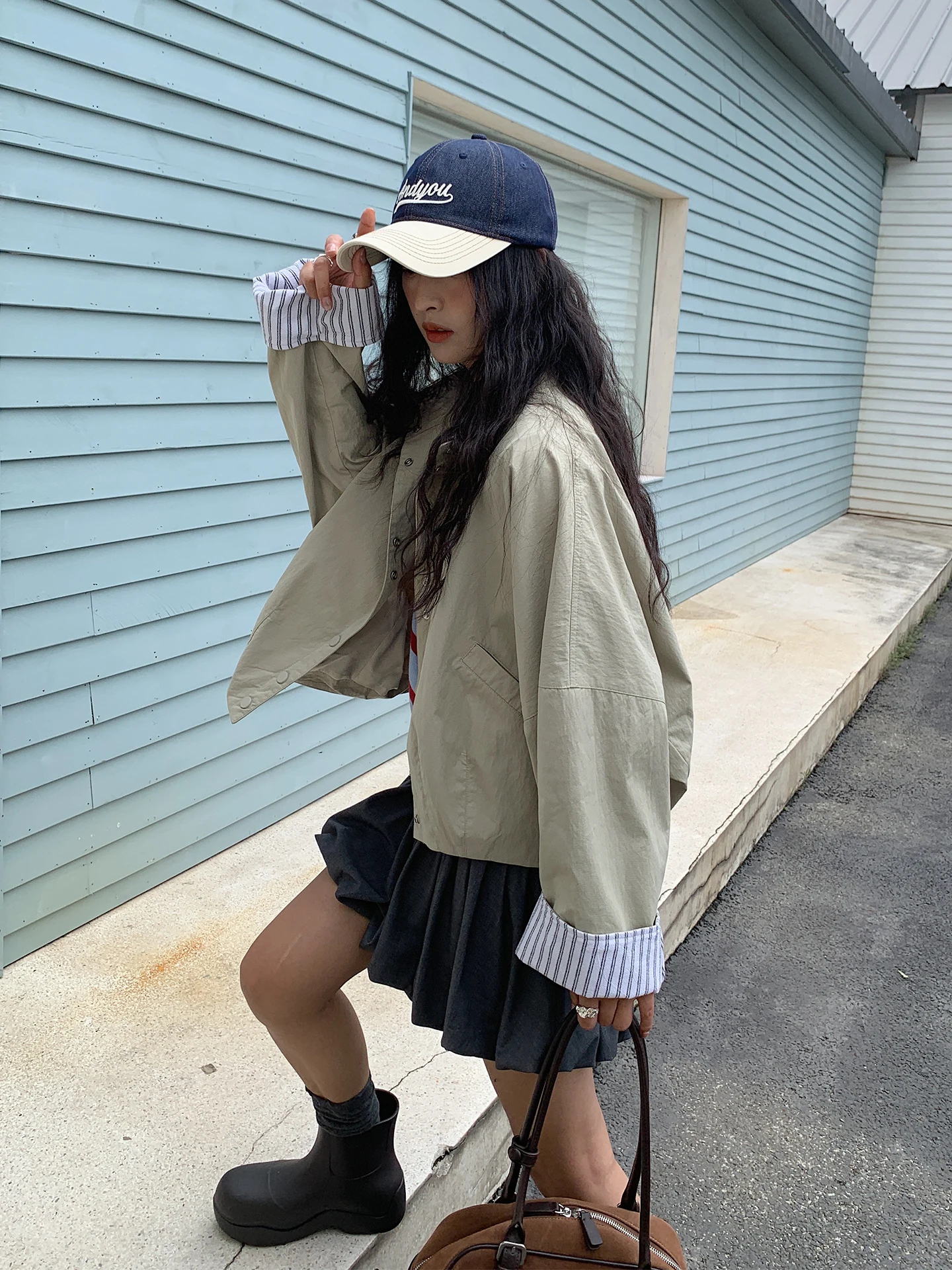 

Корейская ретро-куртка Soloki: свободный крой, рукава «летучая мышь», скрывающие недостатки фигуры, воротник-стойка, на пуговицах, ветровка-жакет