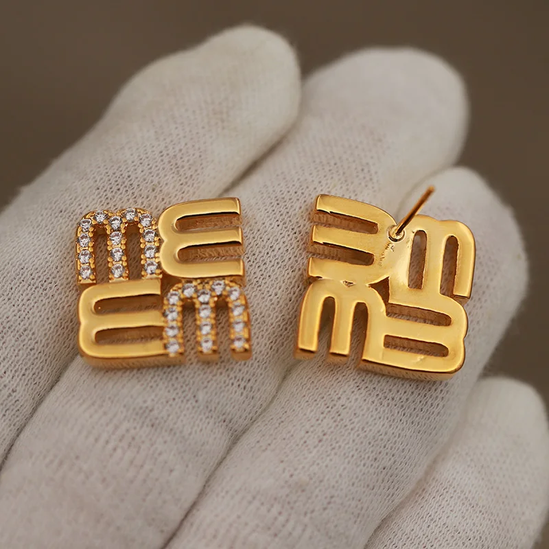 جديد البصر تصميم فريد المعادن كريستال حرف M وأقراط للنساء أزياء العلامة التجارية خمر الأقراط هدية