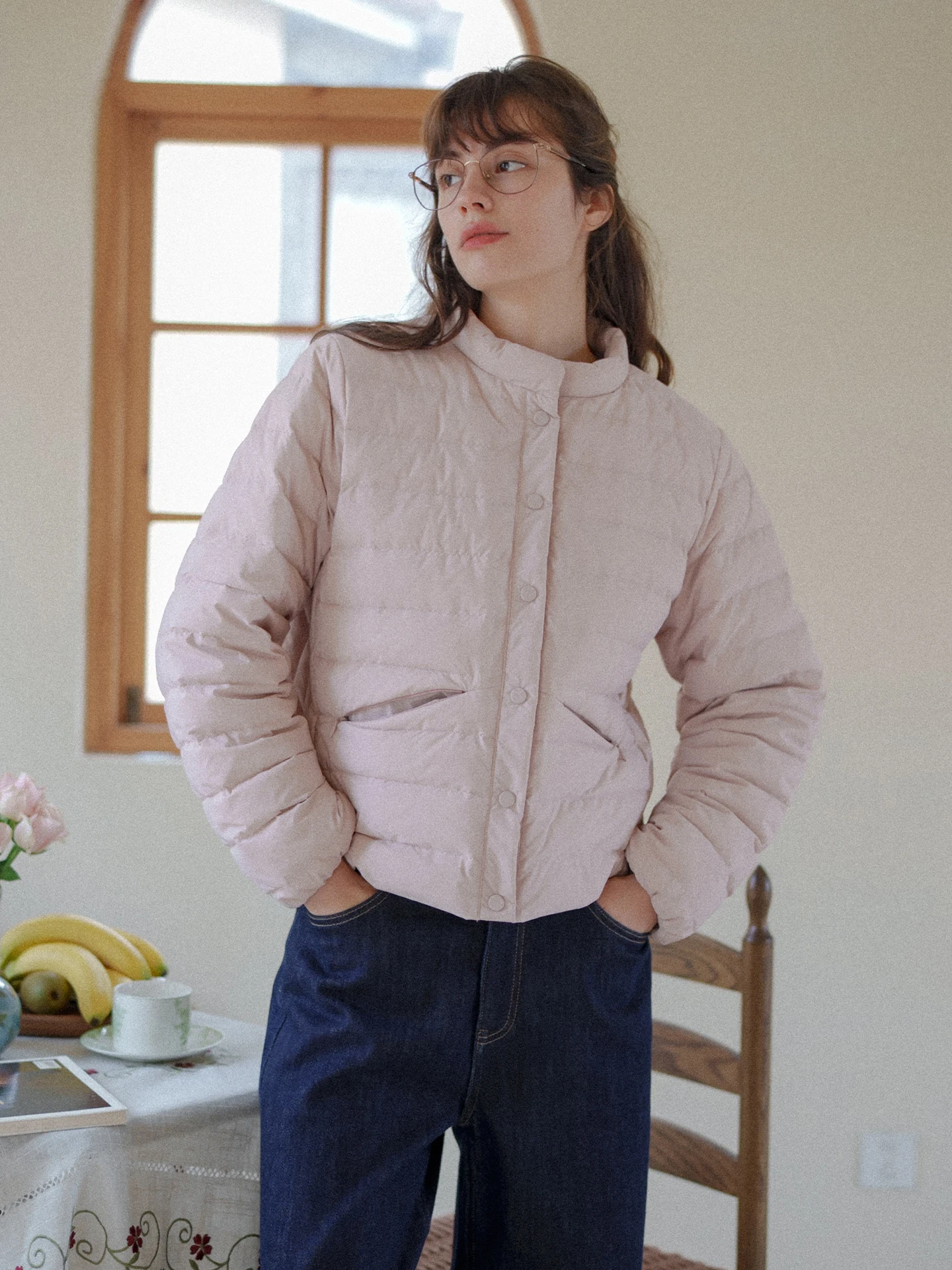 

Женское пальто MarchNoon: легкое, комфортное, с наполнителем из 90% белого гусиного пуха, воротником-стойкой, приталенным кроем, винтажный стиль